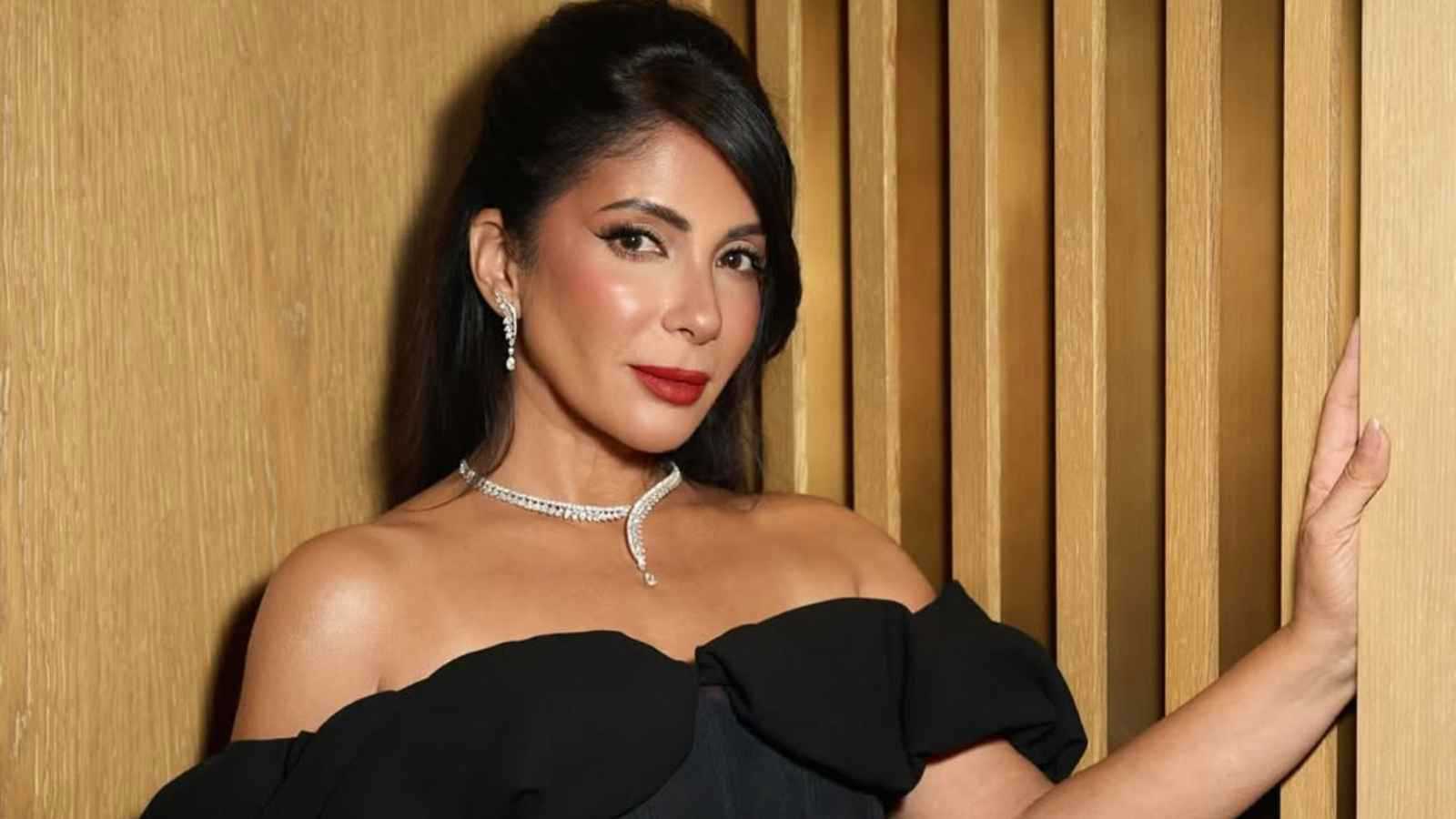 منى زكي.. مسيرة فنية حافلة جعلتها من أبرز نجمات الشاشة العربية