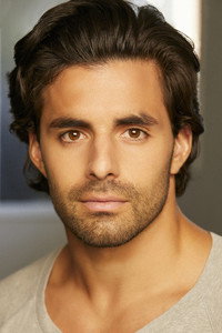 الممثل Adam Hollick