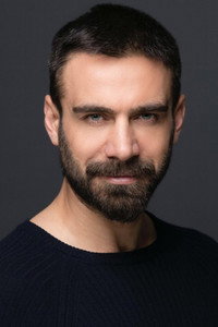 الممثل Adnan Koç