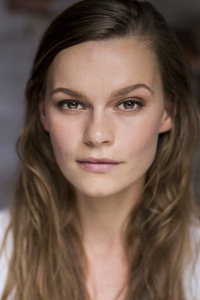 الممثل Anna-Maree Thomas