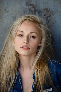 الممثل Anne-Marie Waldeck