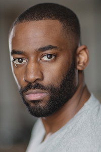 الممثل Ashley Thomas