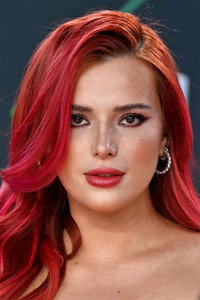 الممثل Bella Thorne