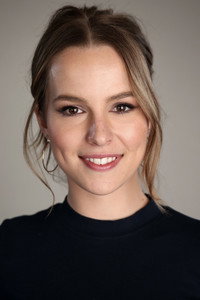 الممثل Bridgit Mendler