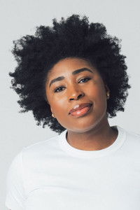 الممثل Chika Ikogwe
