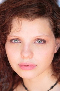 الممثل Chloë Levine