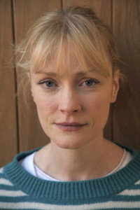 الممثل Claire Skinner