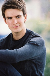 الممثل Colm Hill