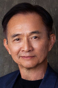 الممثل Dennis Dun