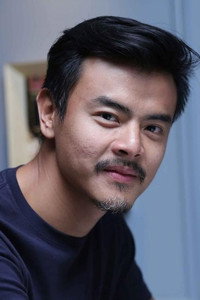 الممثل Dion Wiyoko