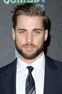 الممثل Dustin Milligan