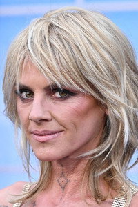 الممثل Eliza Coupe