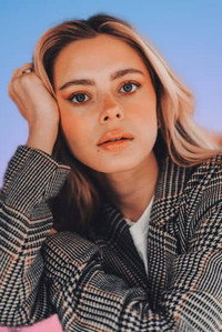 الممثل Elli Rhiannon Müller Osborne