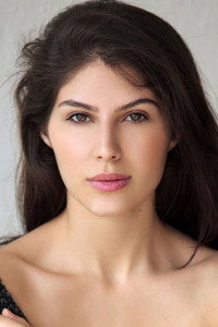 الممثل Elnaaz Norouzi