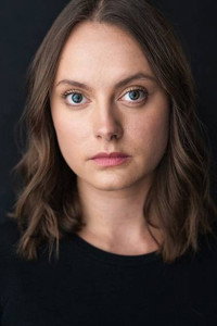 الممثل Emma-Kate Barry