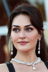 الممثل Esra Bilgiç