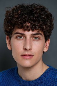 الممثل Etienne Moana