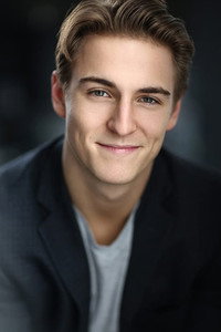 الممثل Evan Roderick