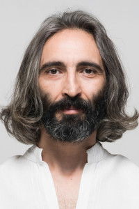 الممثل Firat Tanis