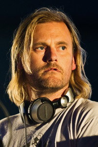 الممثل Geoff Barrow