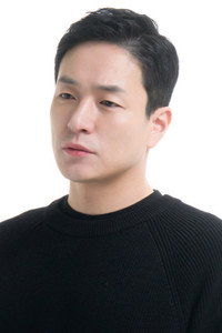 المخرج Lee Byeong-heon