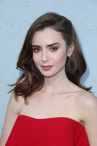 الممثل Lily Collins