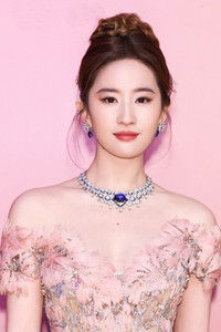 الممثل Liu Yifei