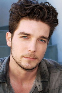 الممثل Logan Bartholomew