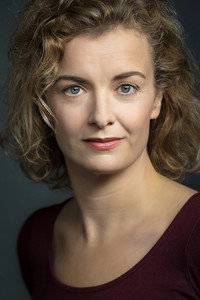 الممثل Lucy Russell