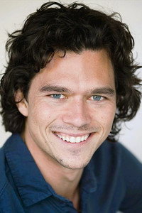 الممثل Luke Arnold