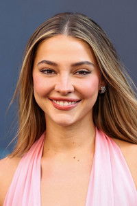 الممثل Madelyn Cline