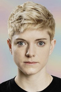 الممثل Mae Martin