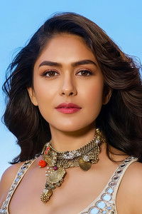 الممثل Mrunal Thakur