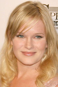الممثل Nicholle Tom
