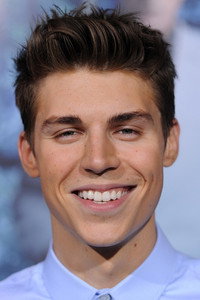 الممثل Nolan Gerard Funk