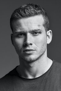 الممثل Oliver Stark