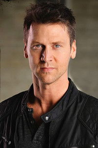 الممثل Sean Rogerson