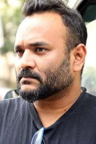 المخرج Vijay Maurya