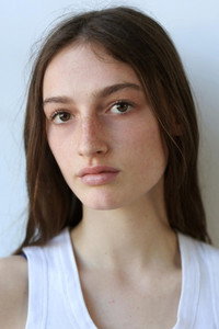 الممثل Zelda Adams