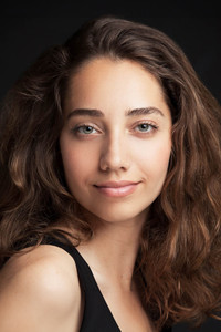 الممثل Özge Özacar